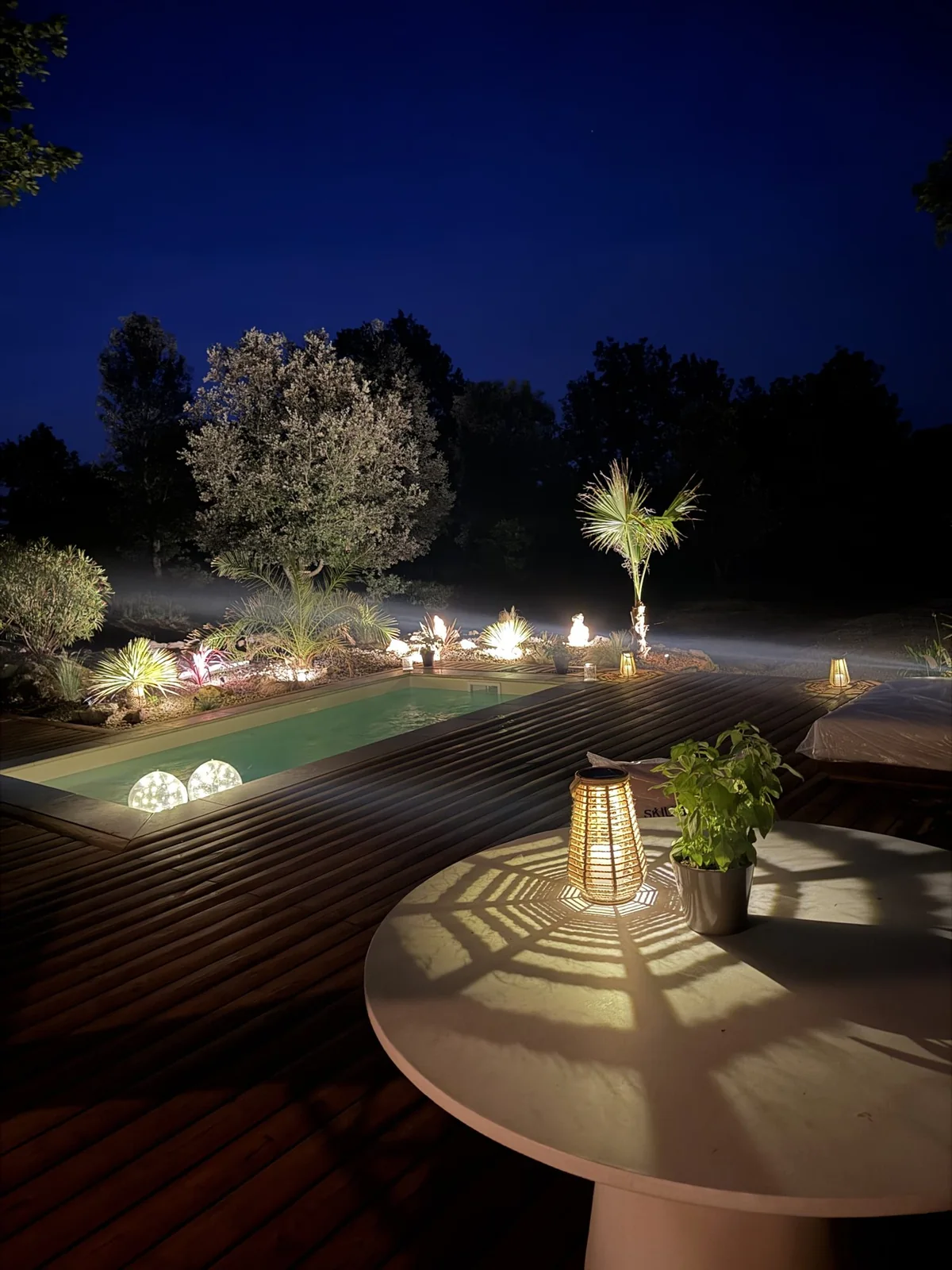 La piscine privée à la nuit tombée