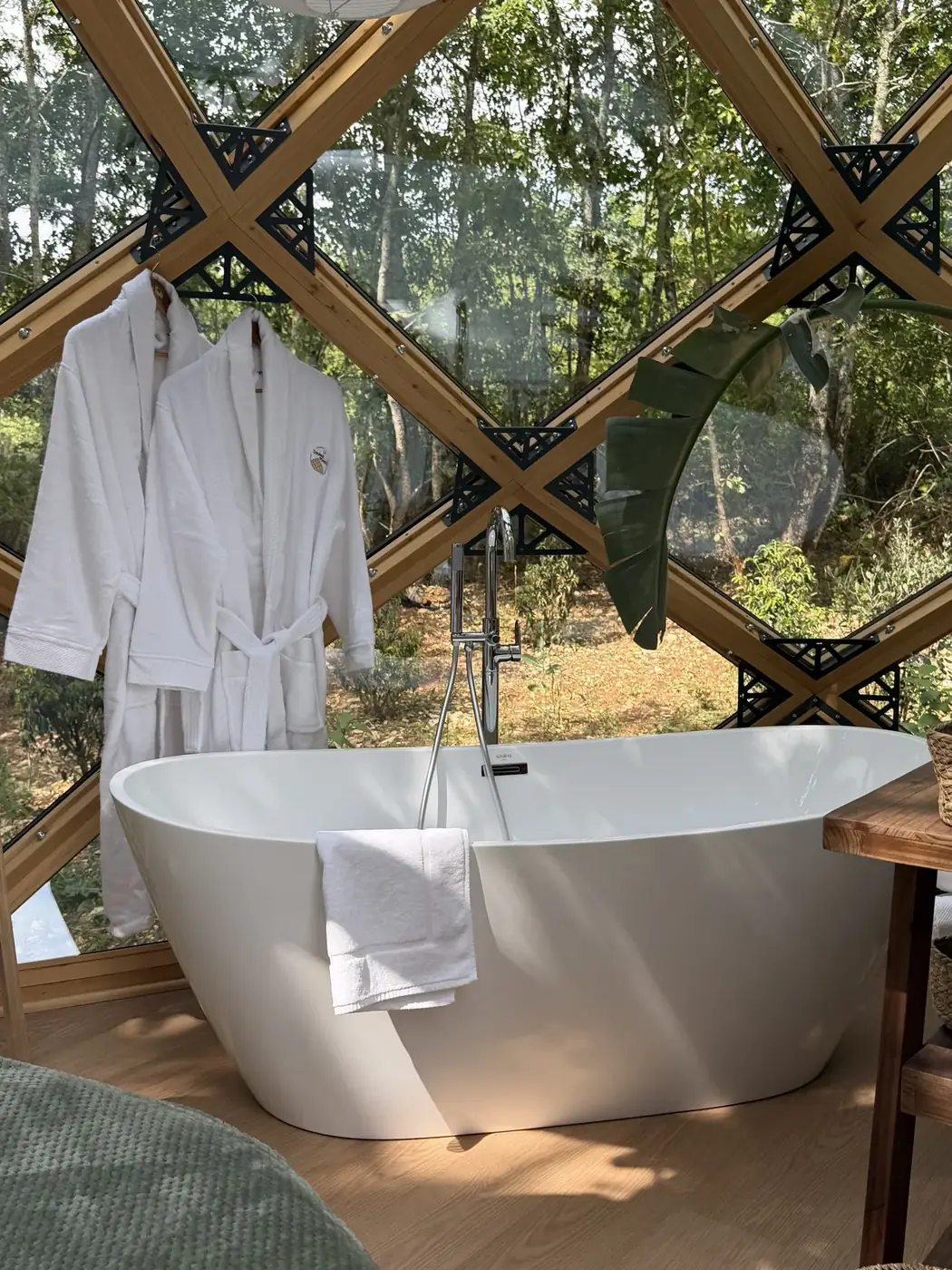 La baignoire îlot au soleil, devant le verre du Zôme