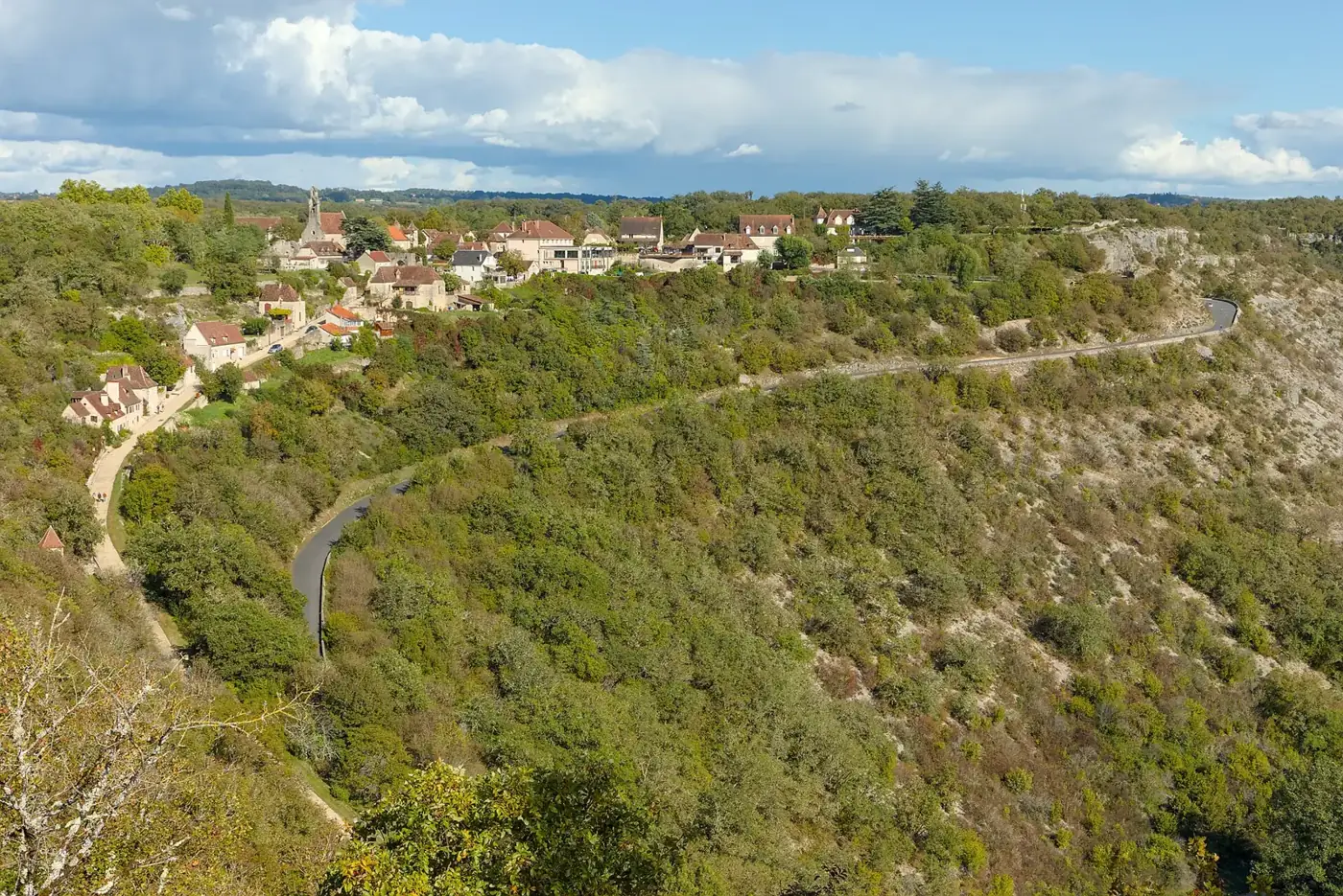Rocamadour accrochée à sa falaise au-dessus du canyon de l'Alzou