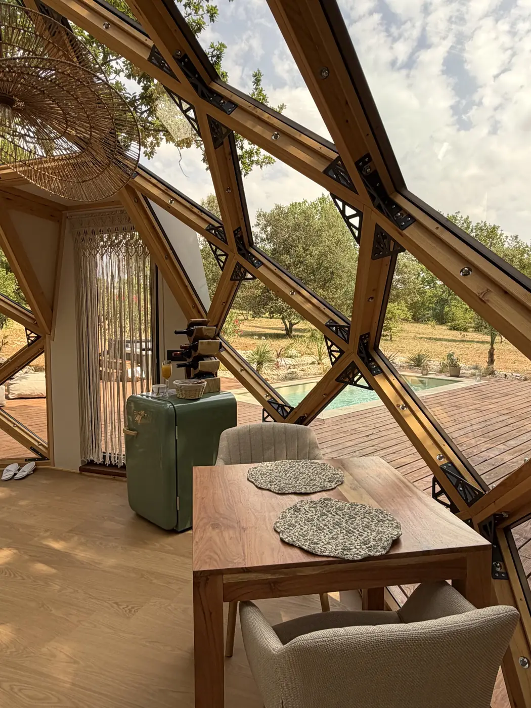 La table pour deux dressée à l'intérieur du Zôme