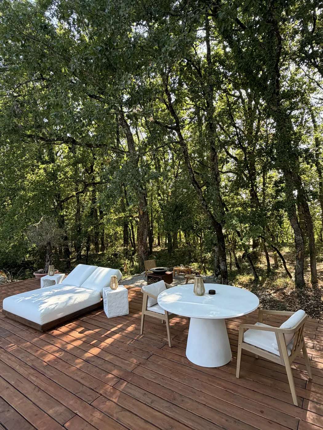 La table et les bains de soleil sur la terrasse, au matin