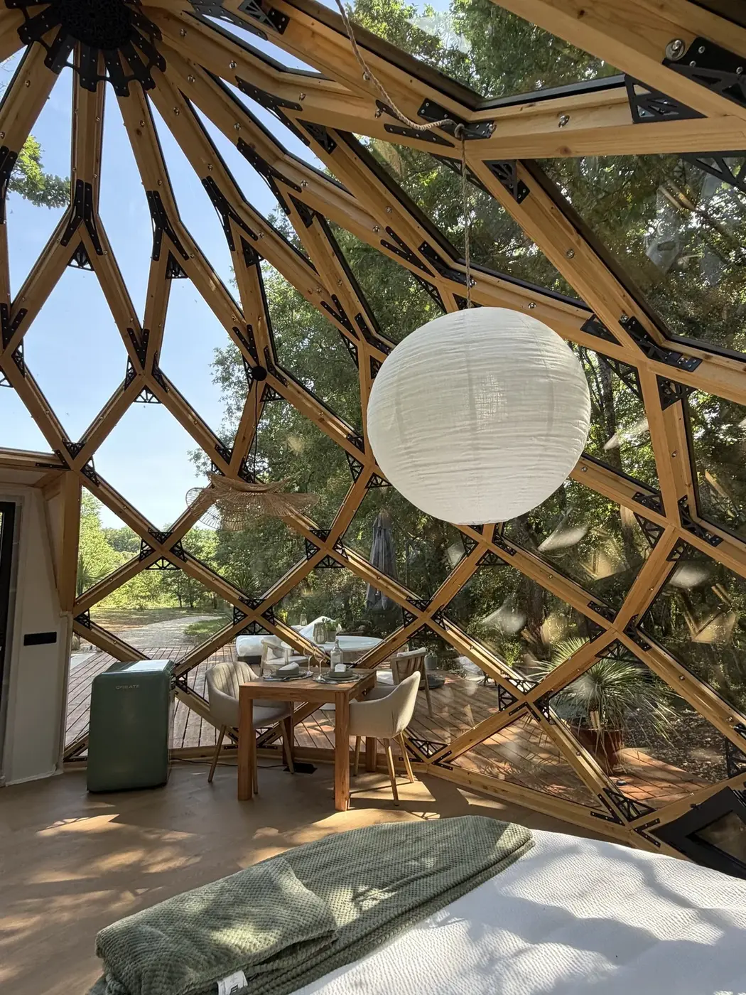 Intérieur du Zôme au Domaine de Janès